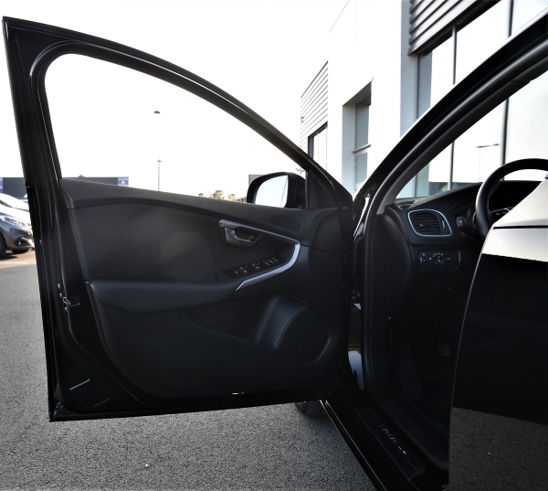  Volvo V40 T2 122CH SERIE LIMITEE ITEK EDITION 