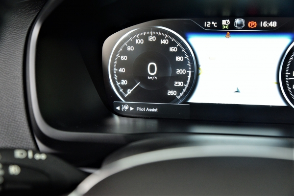  Volvo XC90 D4 190CH MOMENTUM GEARTRONIC 7P