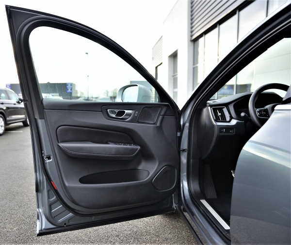  Volvo XC60 T5 250 AWD R-DESIGN GEARTRONIC