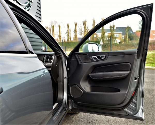  Volvo XC60 T5 250 AWD R-DESIGN GEARTRONIC