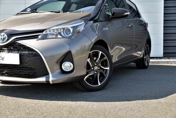 Toyota YARIS HYBRIDE 100H COLLECTION E-CVT