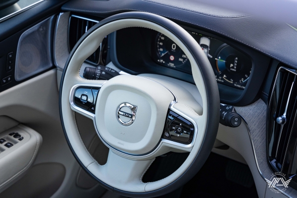  Volvo XC60 T8 TWIN ENGINE 390CH INSCRIPTION LUXE GEARTRONIC 8