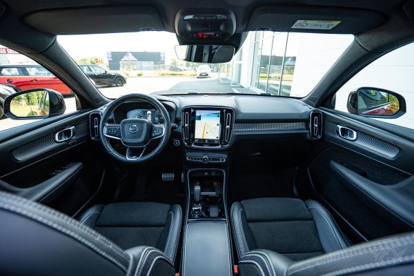  Volvo XC40 D4 AWD 190 R-DESIGN GEARTRONIC 8