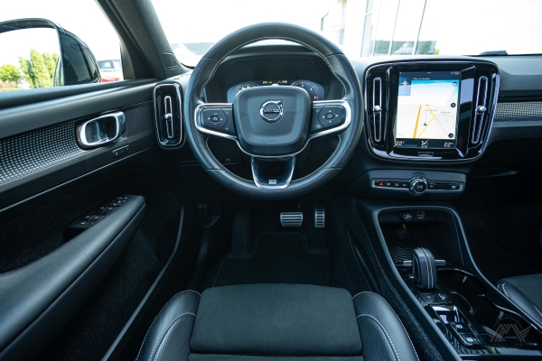  Volvo XC40 D4 AWD 190 R-DESIGN GEARTRONIC 8