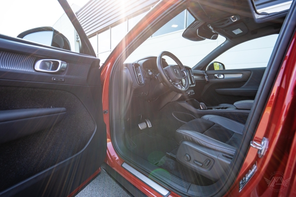  Volvo XC40 D4 AWD 190 R-DESIGN GEARTRONIC 8