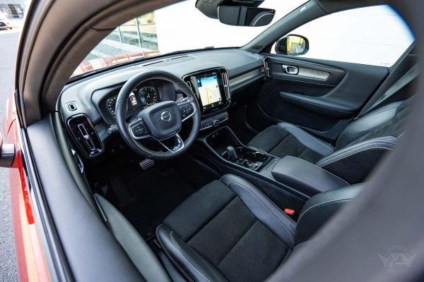  Volvo XC40 D4 AWD 190 R-DESIGN GEARTRONIC 8