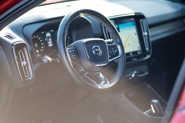  Volvo XC40 D4 AWD 190 R-DESIGN GEARTRONIC 8