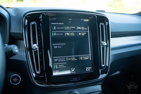  Volvo XC40 D4 AWD 190 R-DESIGN GEARTRONIC 8