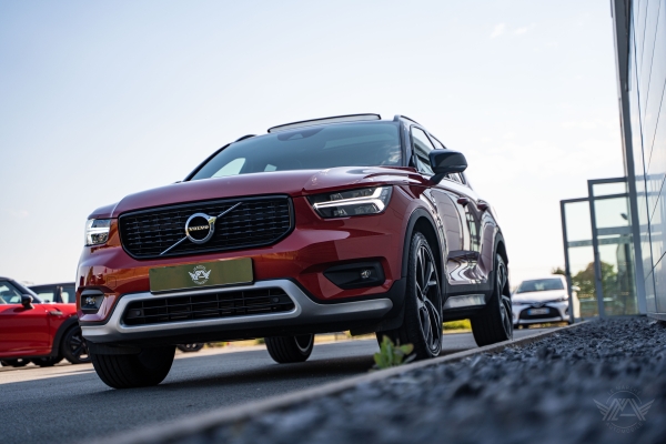  Volvo XC40 D4 AWD 190 R-DESIGN GEARTRONIC 8