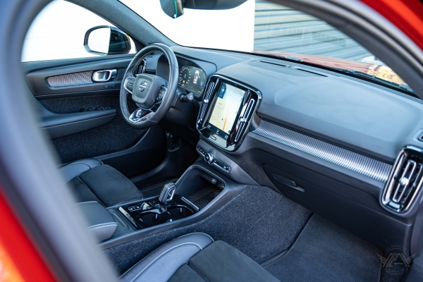  Volvo XC40 D4 AWD 190 R-DESIGN GEARTRONIC 8