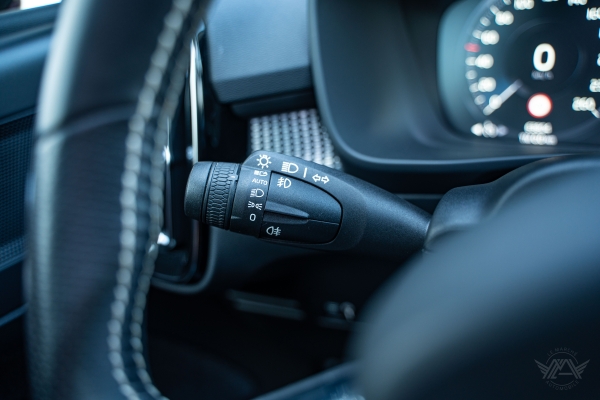  Volvo XC40 D4 AWD 190 R-DESIGN GEARTRONIC 8