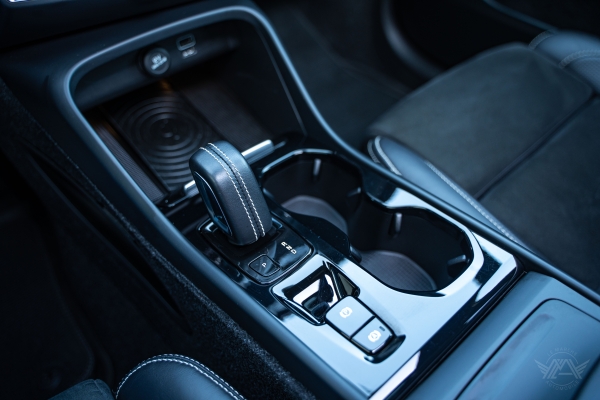  Volvo XC40 D4 AWD 190 R-DESIGN GEARTRONIC 8