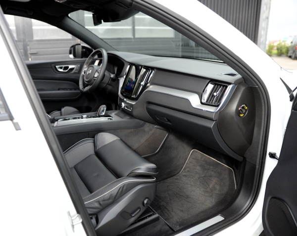 Volvo XC60 T8 RECHARGE AWD 390 CH R-DESIGN GEARTRONIC 8