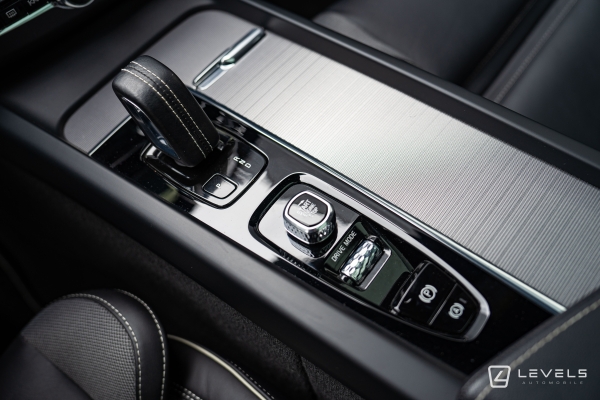 Volvo XC60 T8 RECHARGE 390 CH R-DESIGN AWD GEARTRONIC 8