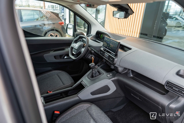 Utilitaire NOUVEAU PEUGEOT RIFTER 1.5 BLUEHDI 100CH ALLURE - 5 PLACES - 