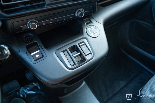 Utilitaire NOUVEAU OPEL COMBO M CARGO 130CH BVA8 - 2 PLACES - 