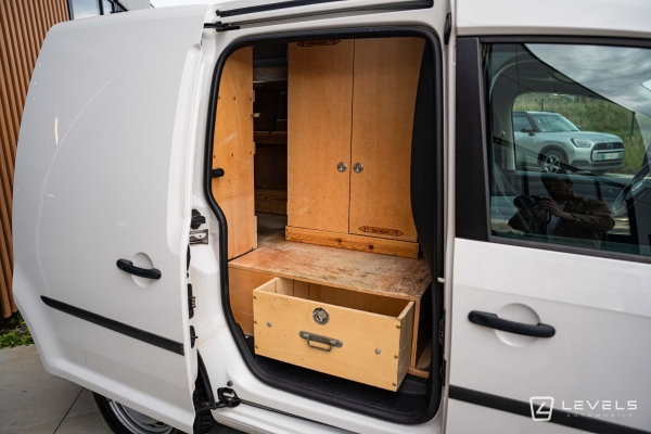 Utilitaire Volkswagen Caddy Van Aménagé avec casiers 1.4 TGI 110 Ch Business Line - Gaz Naturel GNV - 13241€ HT 