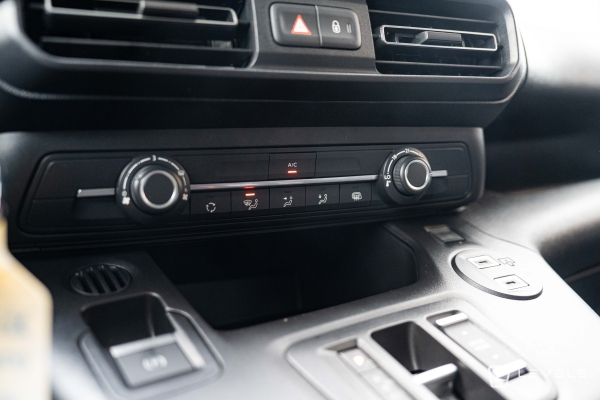 Utilitaire PEUGEOT Partner Standard 130 Ch 1.5 EAT8 - 19158 € HT