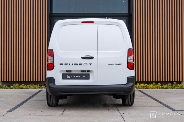 Utilitaire PEUGEOT Partner Standard 130 Ch 1.5 EAT8 - 19158 € HT
