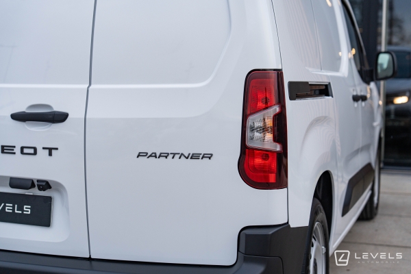 Utilitaire PEUGEOT Partner Standard 130 Ch 1.5 EAT8 - 19158 € HT