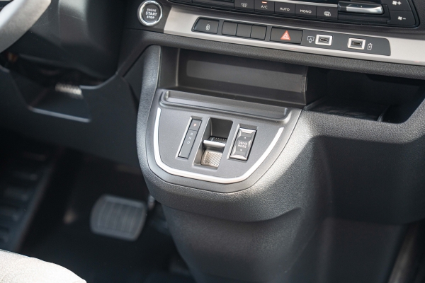 Utilitaire PEUGEOT EXPERT XL 2.2 HDI 180 BVA CABINE APPROFONDIE 5 P 33325 €HT